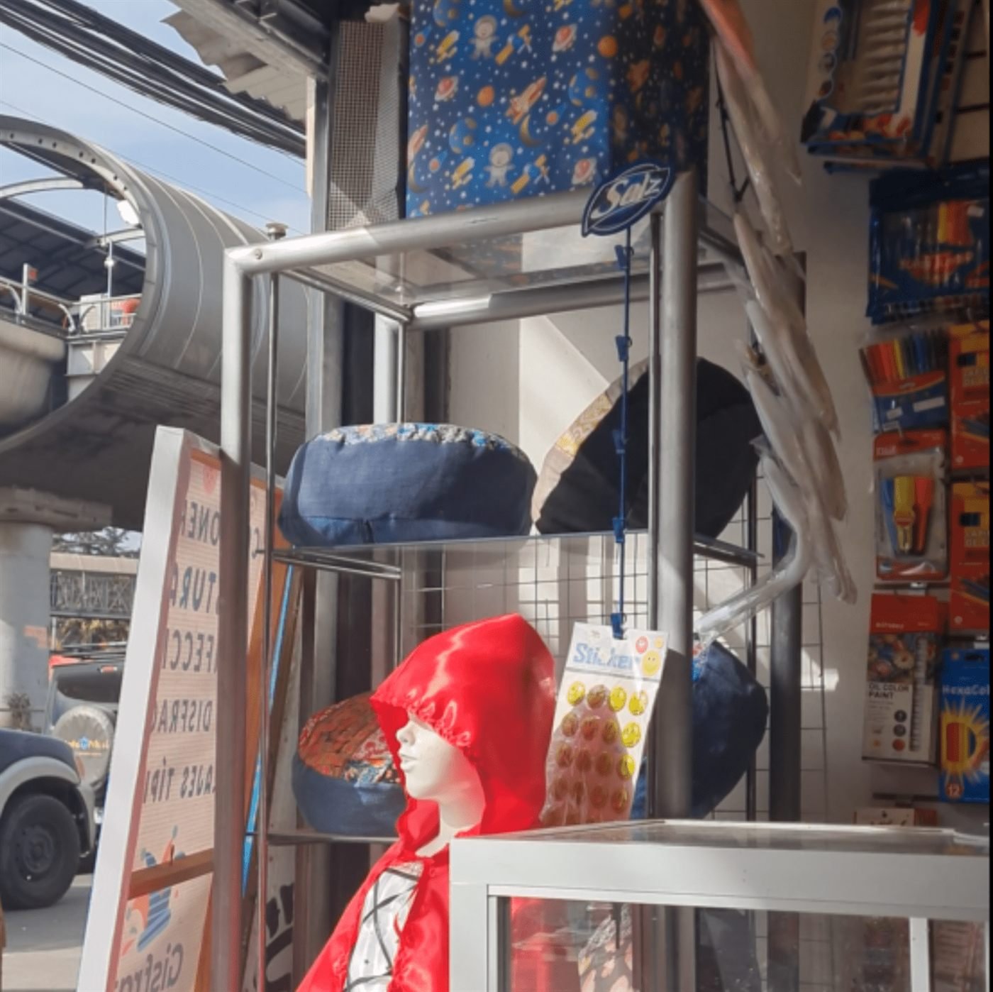 Vitrina de Gisfraz en Av. Vicuña Mackenna con el Metro Elisa Correa al fondo