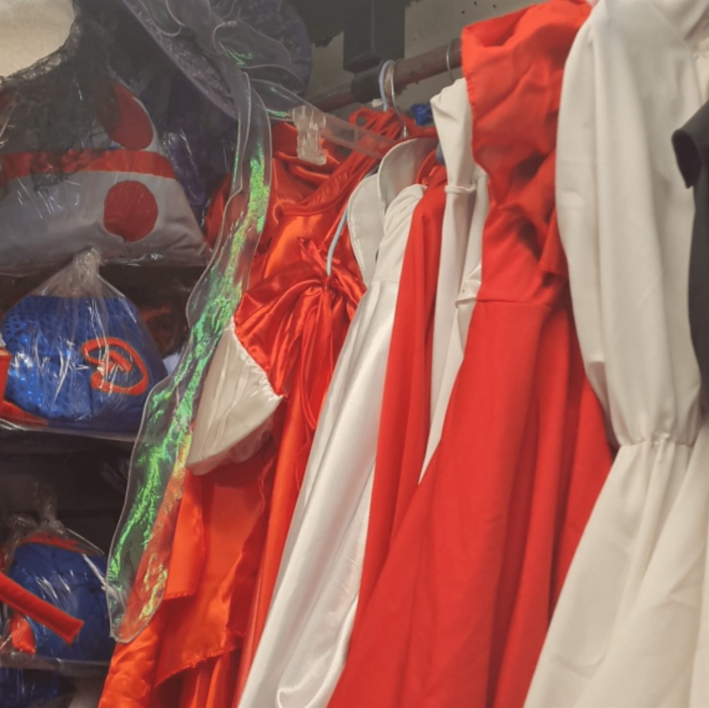 Perchero con disfraces en la tienda Gisfraz de La Florida